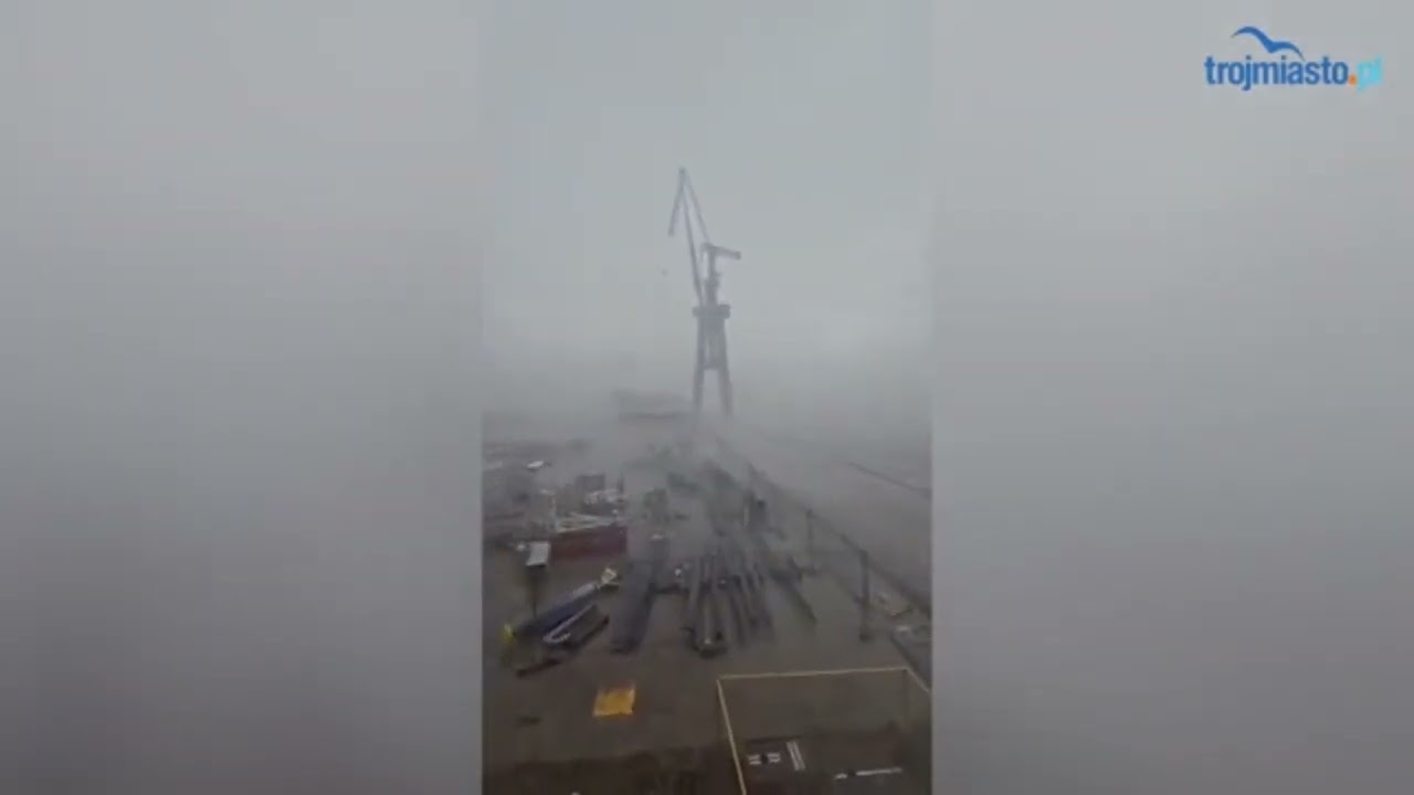 Dźwig stoczniowy wpadł do kanału żeglugowego w Gdańsku. Moment upadku