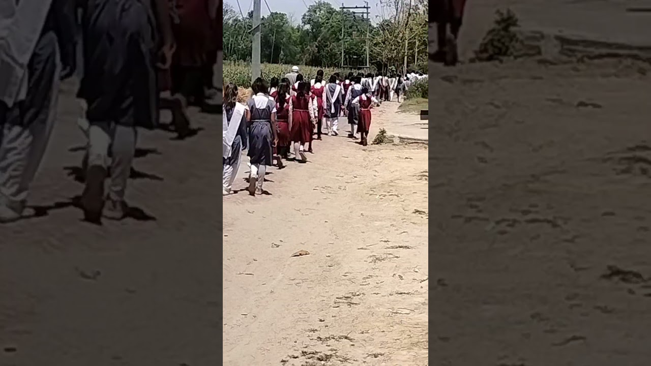 students going after human chain