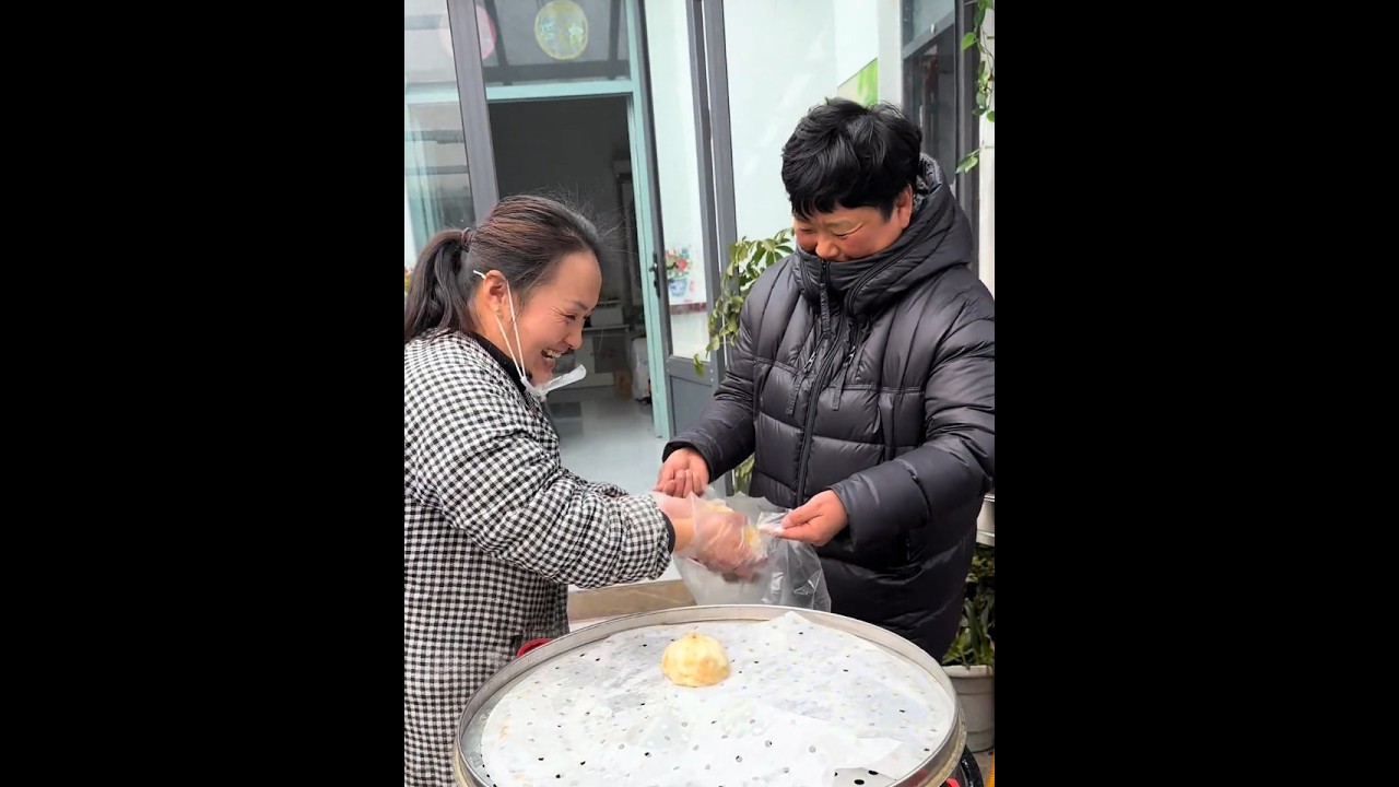 姐妹们期待已久的龙虾尾大包子今天安排上了没想到出锅就被秒空 真是太受大家的欢迎啦#我的乡村生活 #我的美食日记 #在家做美食