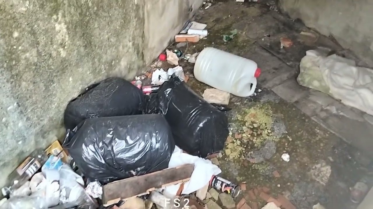 AQUI HA DORMIDO UNA PERSONA ENTRE BASURAS Y RUINAS PELIGROSAS 😔