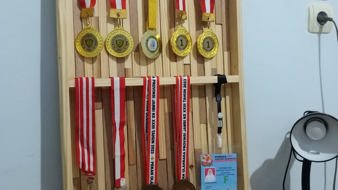 Cara membuat rak gantungan Medali dari palet...!!