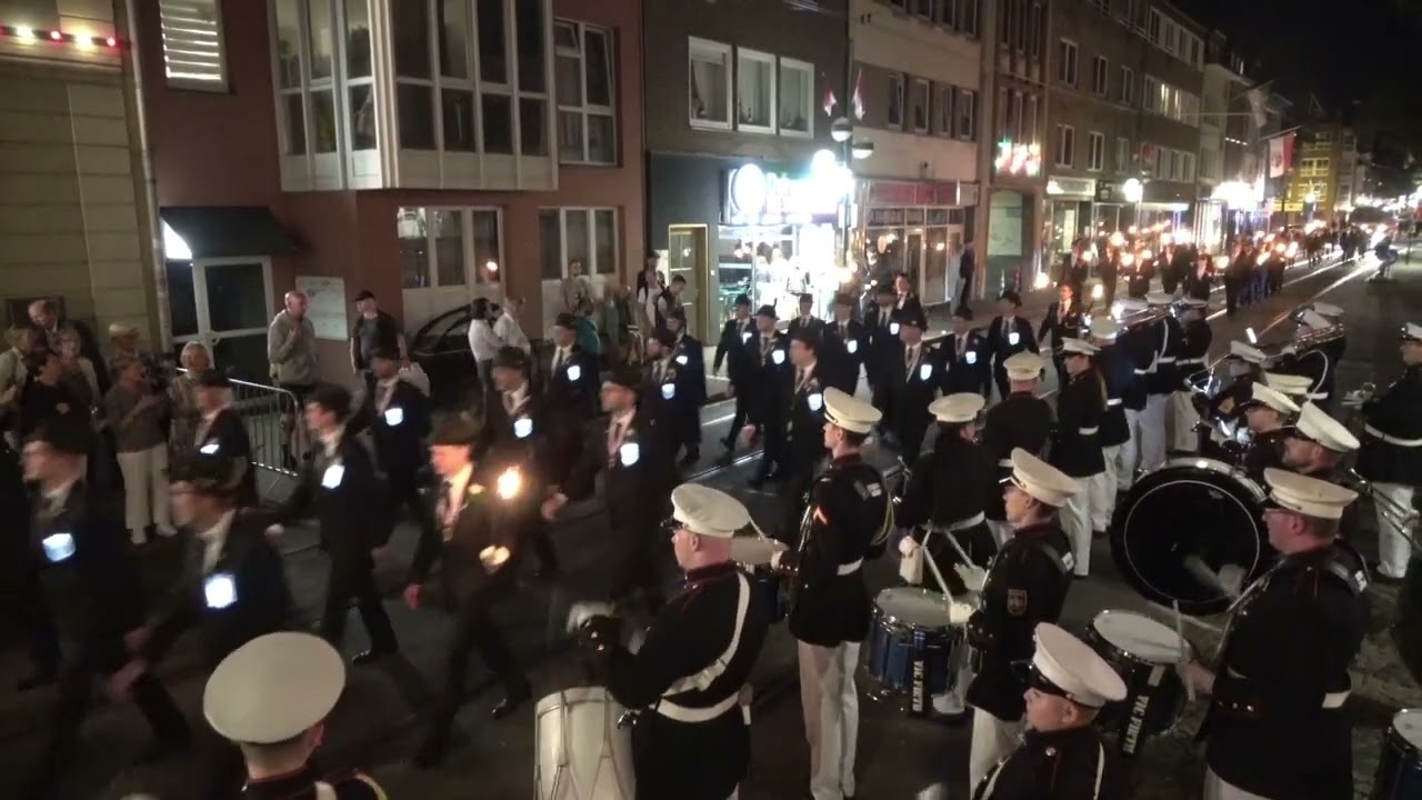 Sch&uuml;tzenfest Neuss Die Parade der Scheibensch&uuml;tzen anl&auml;sslich des K&ouml;nigsehrenabend am 12. 08. 2023