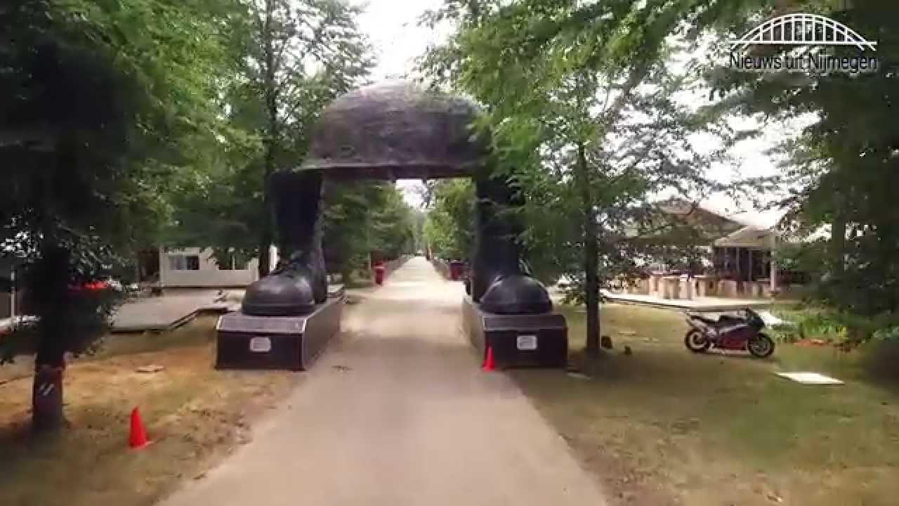 Symbolische poort Kamp Heumensoord geplaatst