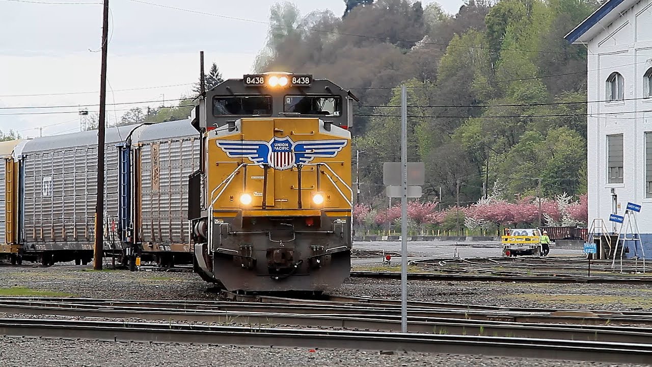An afternoon at Albina Yard - Portland, Oregon: Three trains & a CNW classic.