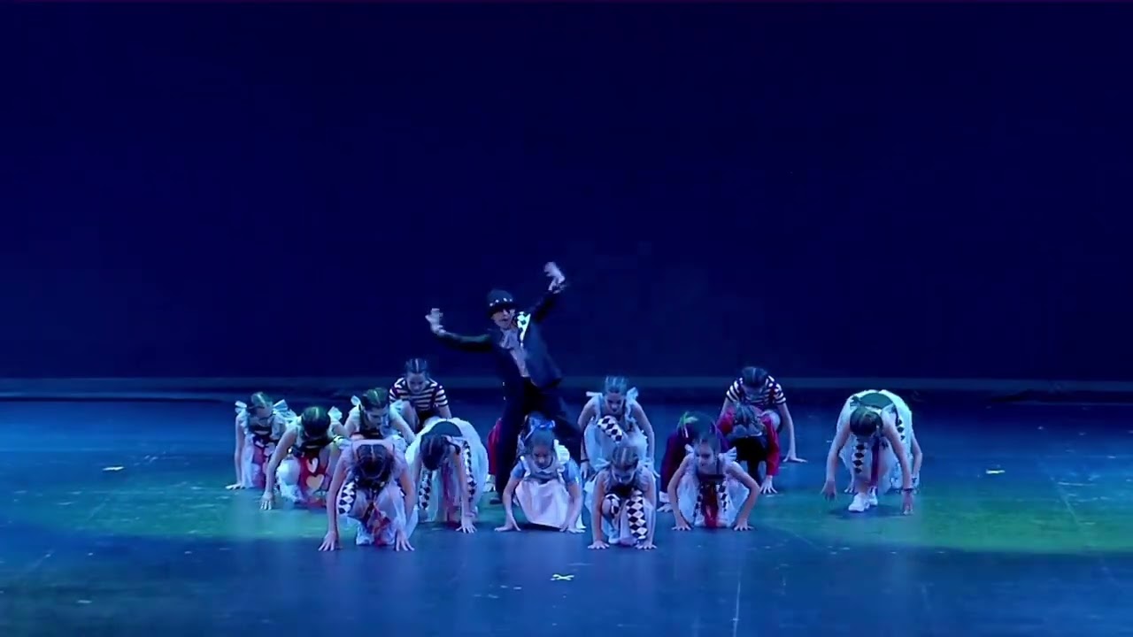 GALA 2019- ALICIA EN EL PAÍS DE LAS MARAVILLAS (Commercial) DANZA 10