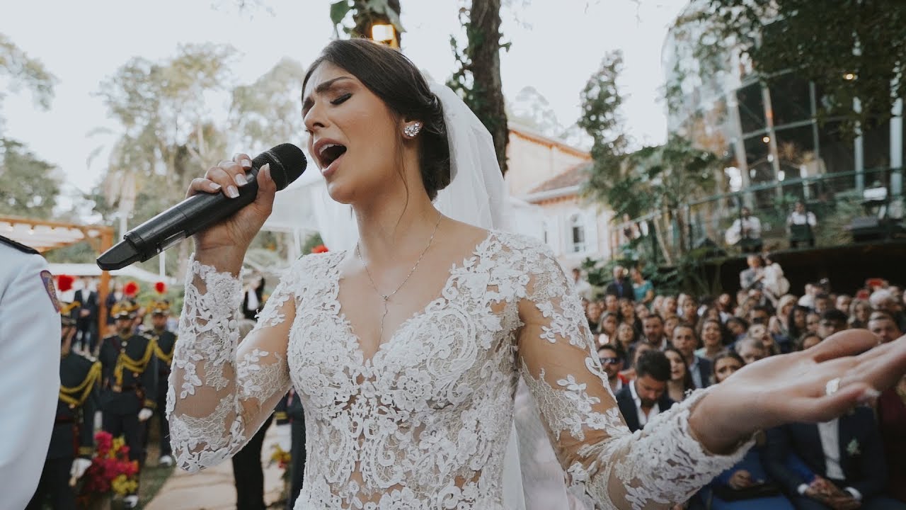 Noiva canta e emociona todos
