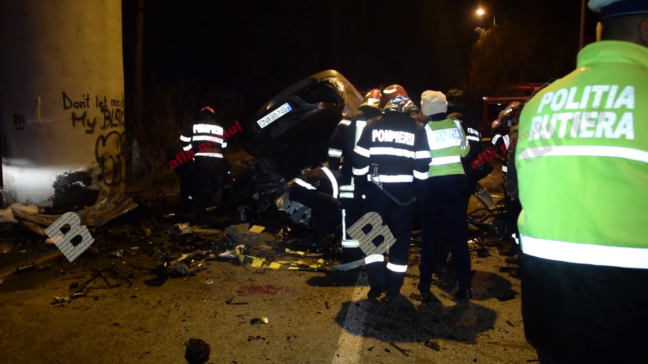 Bistrita: O masina a lovit frontal stalpul de sustinere al pasarelei