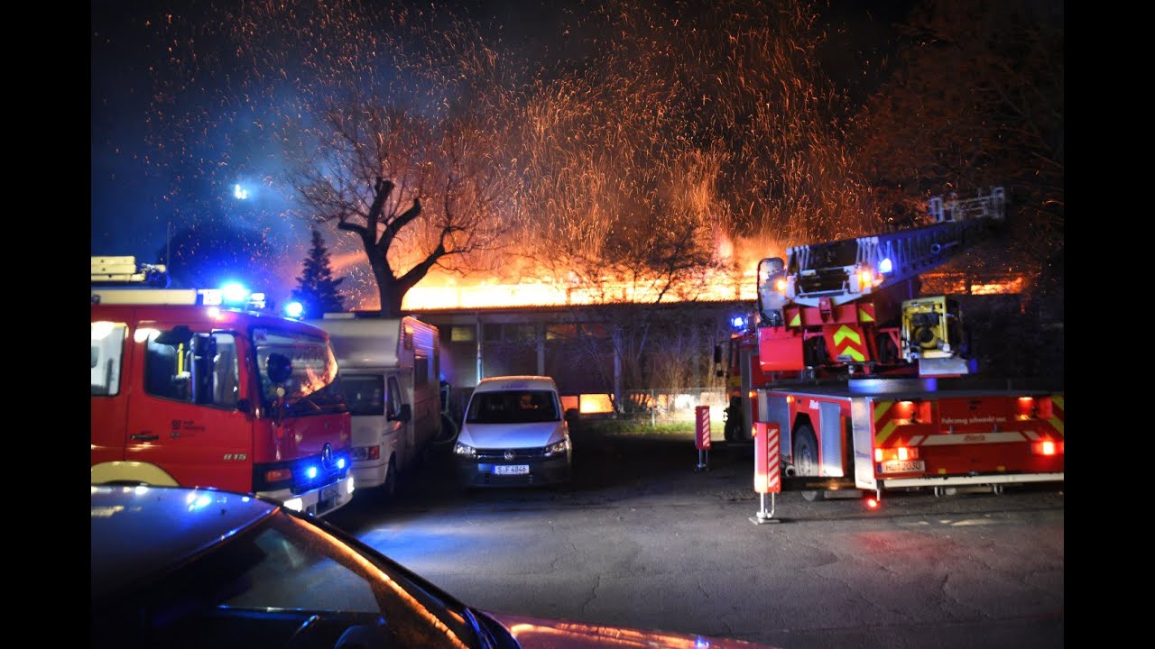 Heidelberg: Sporthalle geht in Flammen auf - Großeinsatz für die Feuerwehr