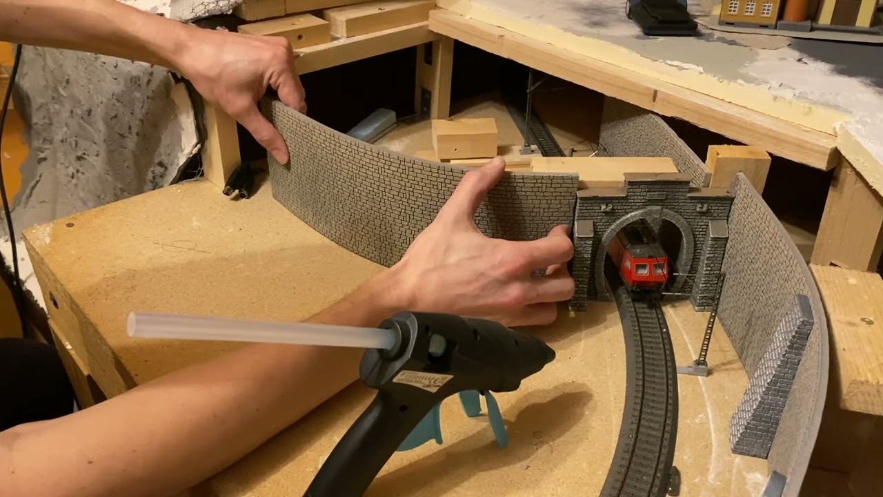 Bennis Modellbahn - Vor und auf dem Tunnel geht es weiter