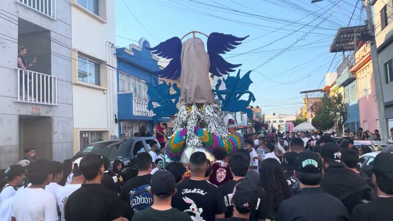 Con el muñeco de la JUÁREZ