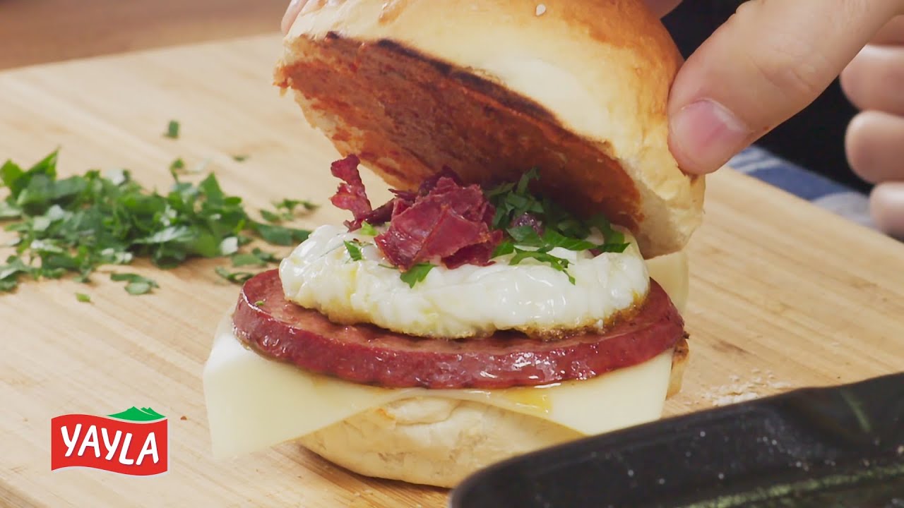 Sucukburger mit Ei und pastırma-Chip ~ *Yumurta Sucuk Sandviç*