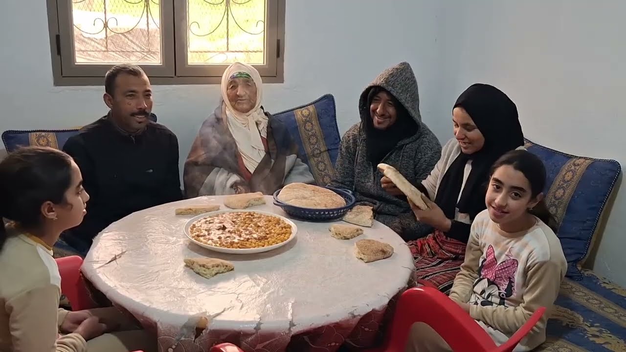تجمعنا على حاج البسيطه على حسب مرأةكبيره هذ هي عائلة صغيره 