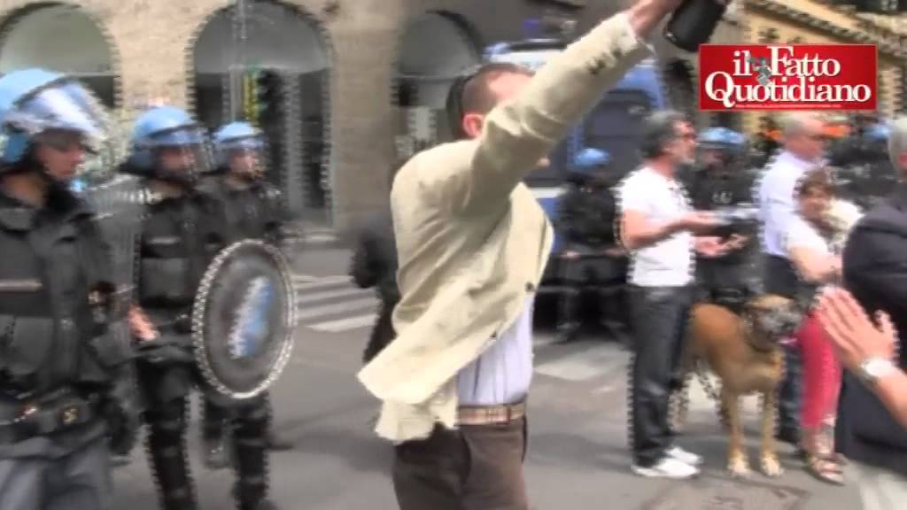 Milano, continua la protesta dei tassisti contro Uber