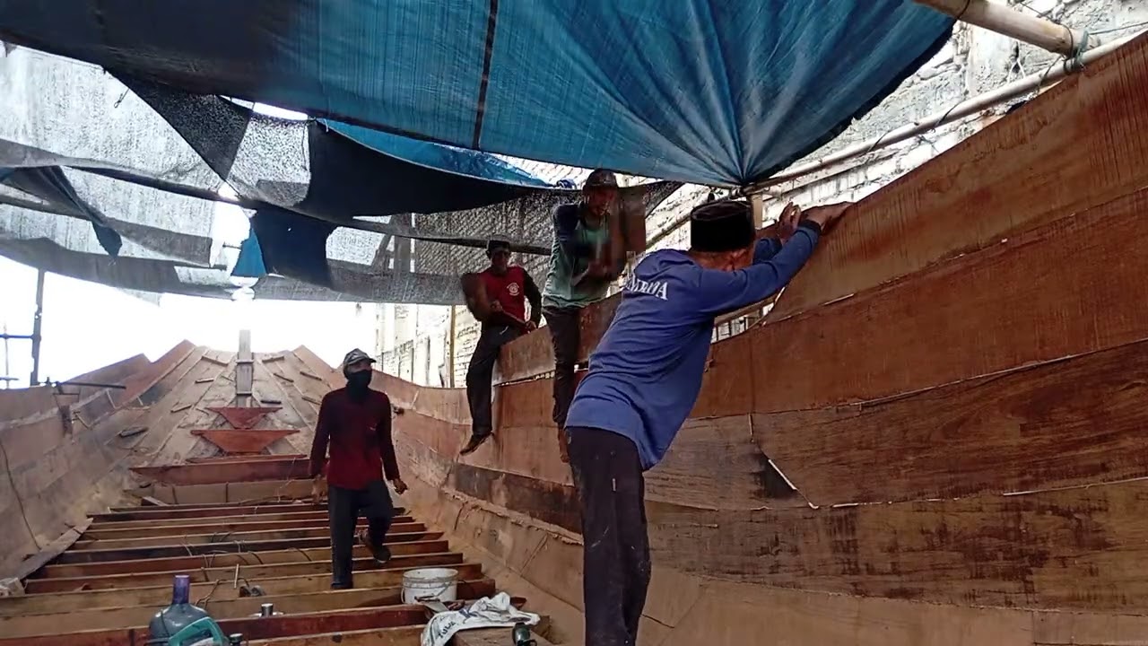Aksi tukang kapal  yang kompak 