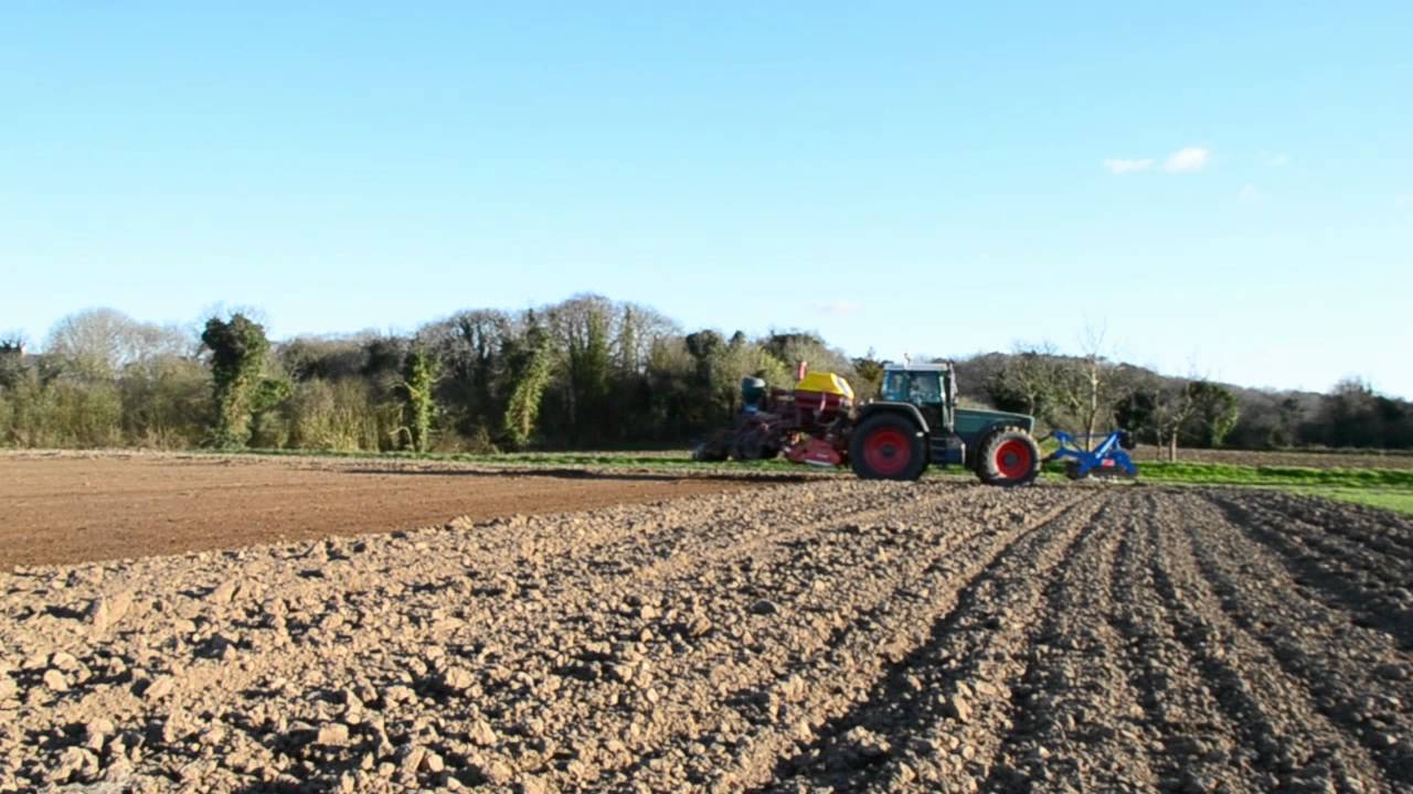 Semis de pois avec un Fendt 818 en Bretagne.