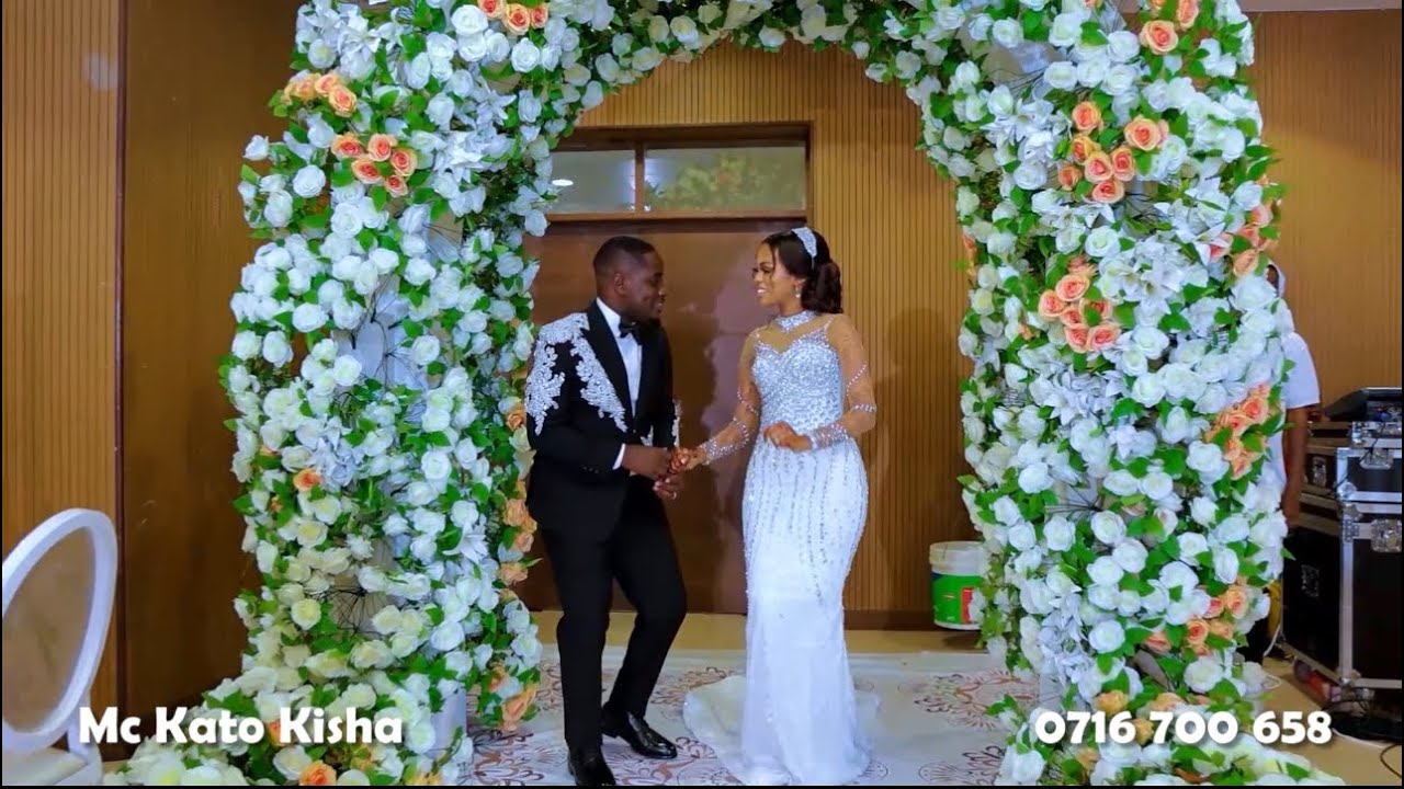 UTAPENDA MAHARUSI WALIVYOINGIA NA VAZI LAO LA PILI UKUMBINI KWA BASHASHA USIKU WA |AZAM AND AMINA