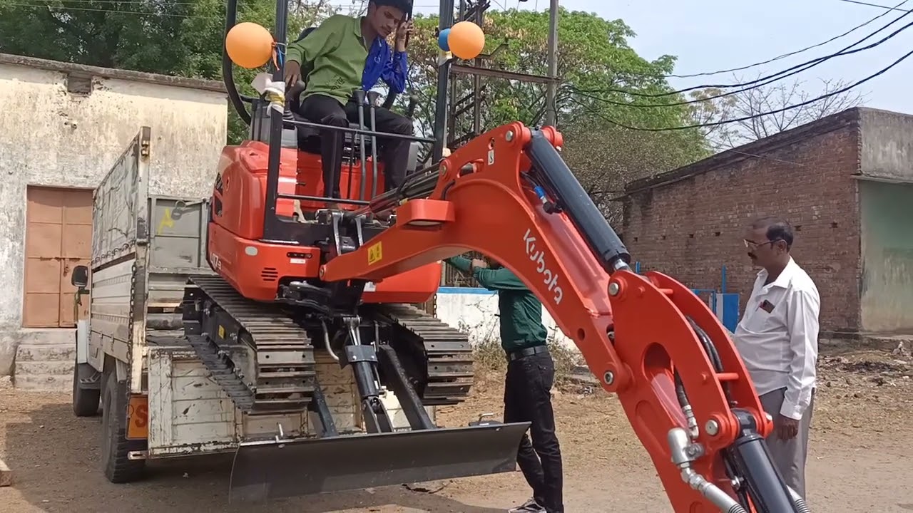 small excavator ko pick up se kitna aram se nikala