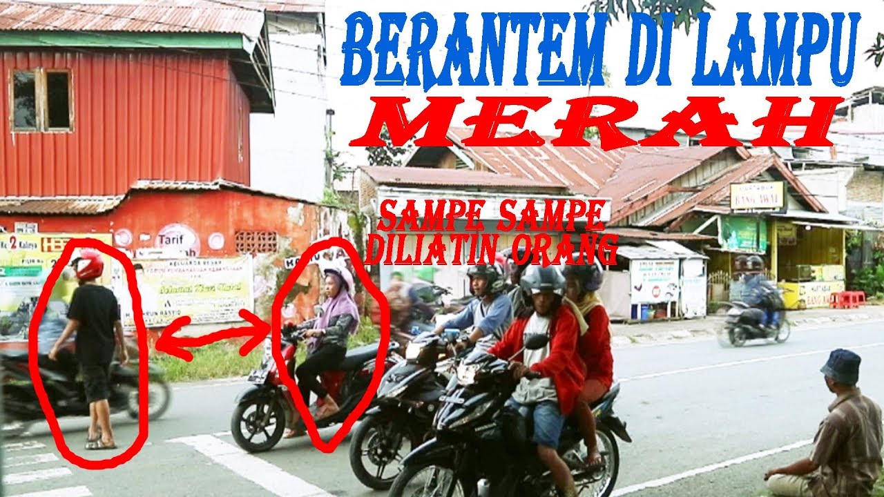 PRANK !! BERANTEM DI LAMPU MERAH ! sampe sampe orang heran semua NGAKAK