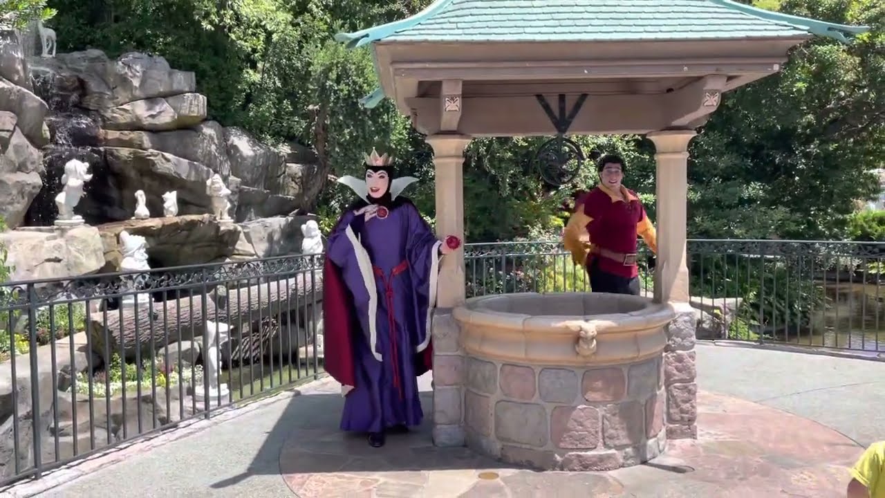 Evil Queen and Gaston are Villain Besties! // Disneyland