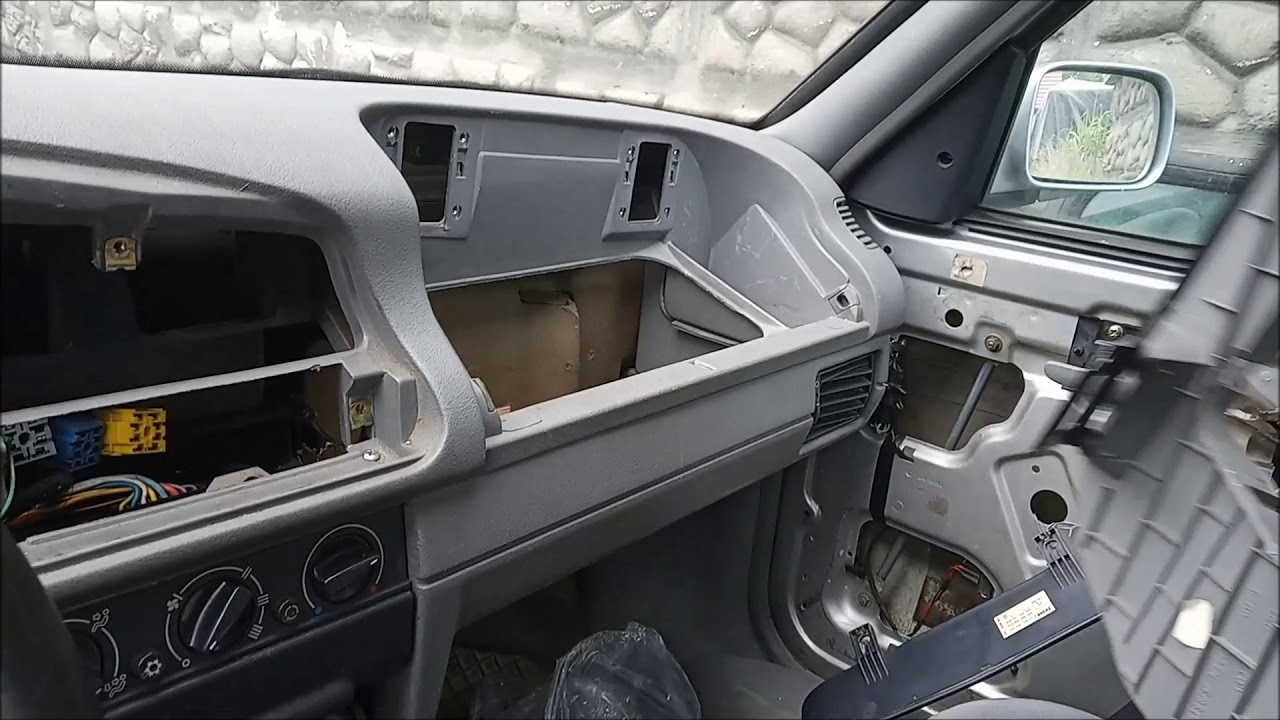Škoda Felicia – demontáž palubní desky + komplikace