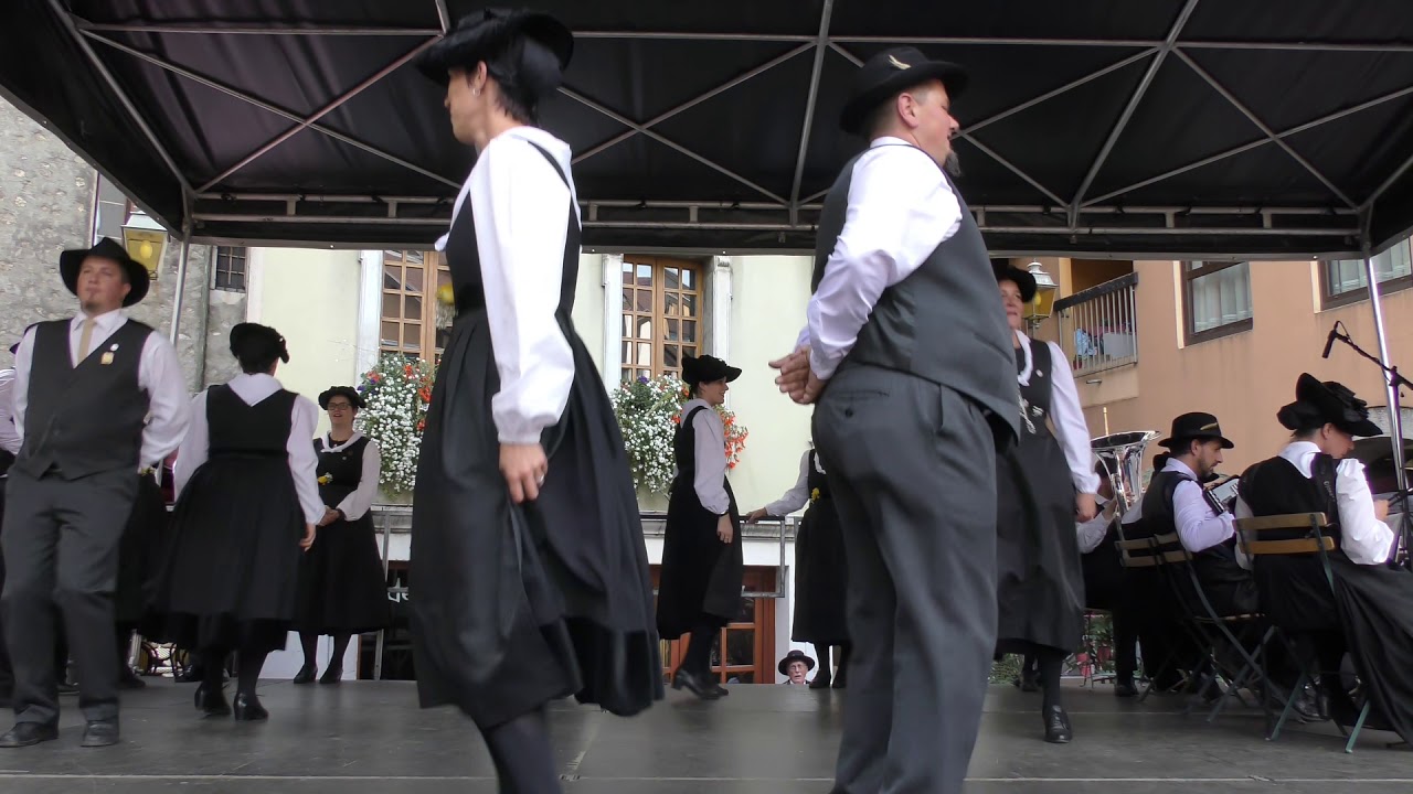Haute Savoie #Annecy en fête le #folklore #Suisse ( les batteurs de blé )