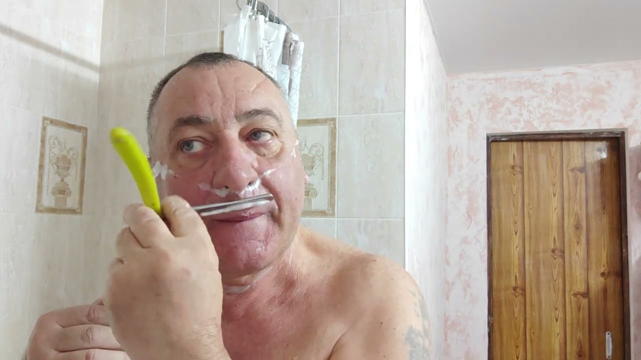 Бритьё уточенной опасной бритвой  Москва , Артель бритва.