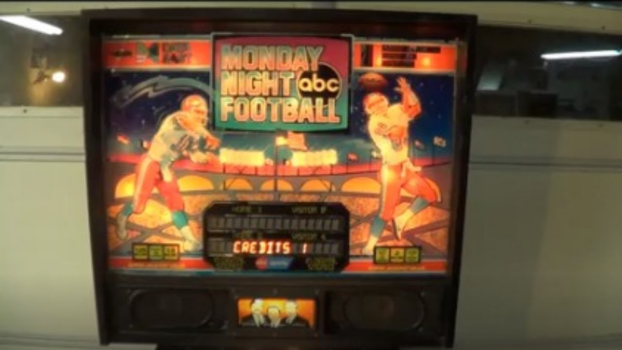 MONDAY NIGHT FOOTBALL PINBALL MACHINE - BY DATA EAST 1989