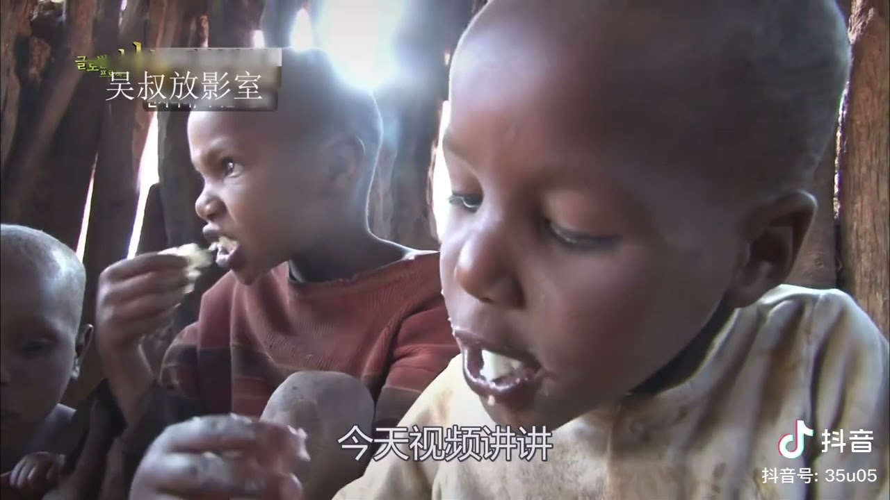 非洲童工，三个年幼的哥哥靠搬砖赚钱，养活四个三岁的弟弟妹妹