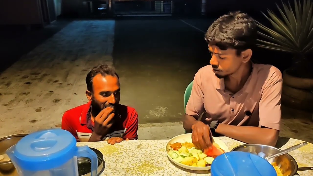 সারাদিন রোজা রেখে ইফতারের সময় এমন বন্ধু পাশে থাকলে ইফতার করা তো দূরের কথা, জান নিয়ে পালানোই কঠিন!