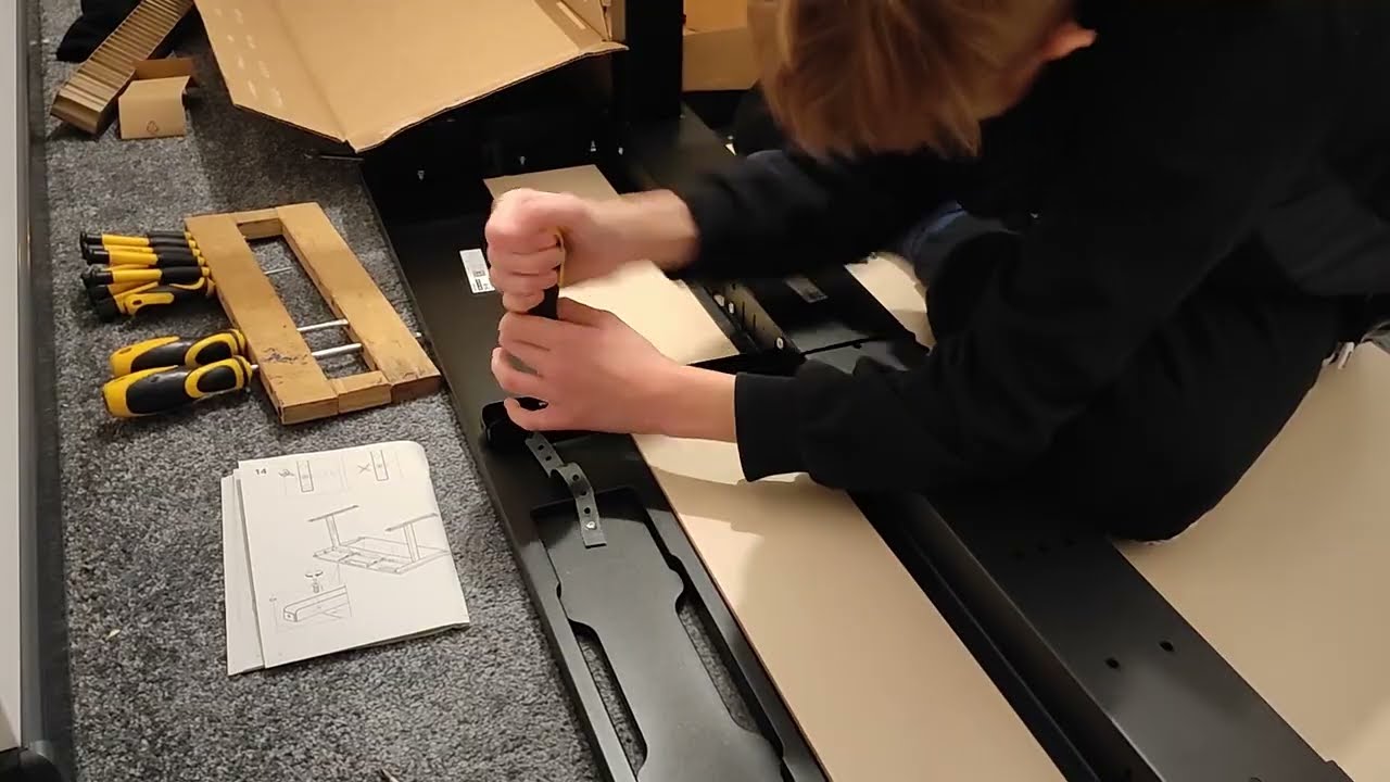 Biurko MITTZON z IKEA. Łatwy montaż?