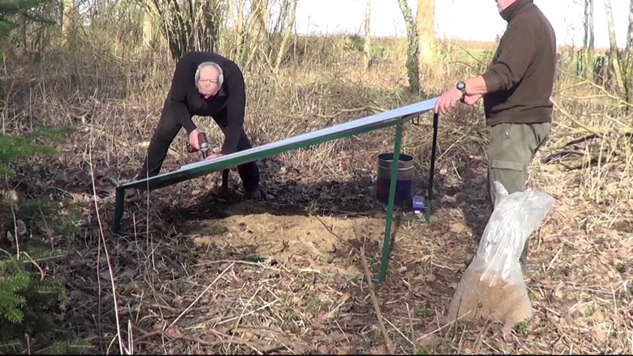 Pose d'un abri pour la petite faune sauvage.