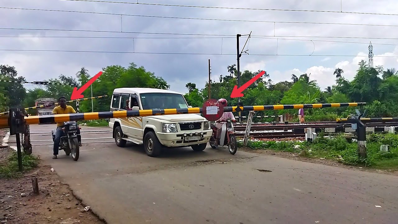 Gateman Big Trouble Bike & Car Stuck In Railgate : Dangerous Speedy trains Furiously Moving
