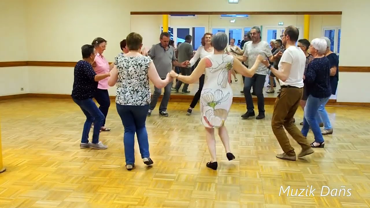 Danse bretonne - Pach pi : enchainement dansé par le groupe Deus bro ar men glaz de Gourin en 2022