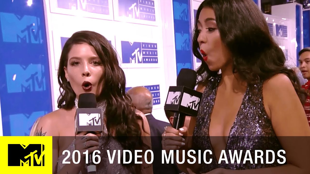 Halsey Warms Up Her Vocals on the VMA White Carpet | 2016 Video Music Awards | MTV