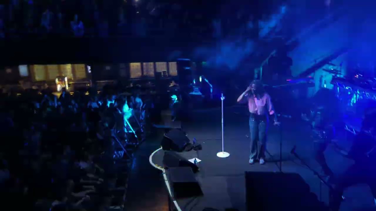 Kelis live at Manchester singing bounce