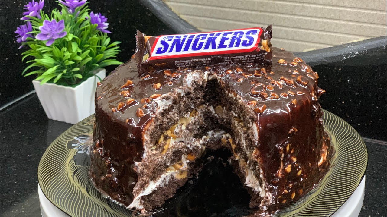 تورتة سنيكرز😋😋😋😋 لعشاق شيكولاته 🍫 الاسنيكرز سهله جدااااا ومش محتاجه حرفه فالتزيين