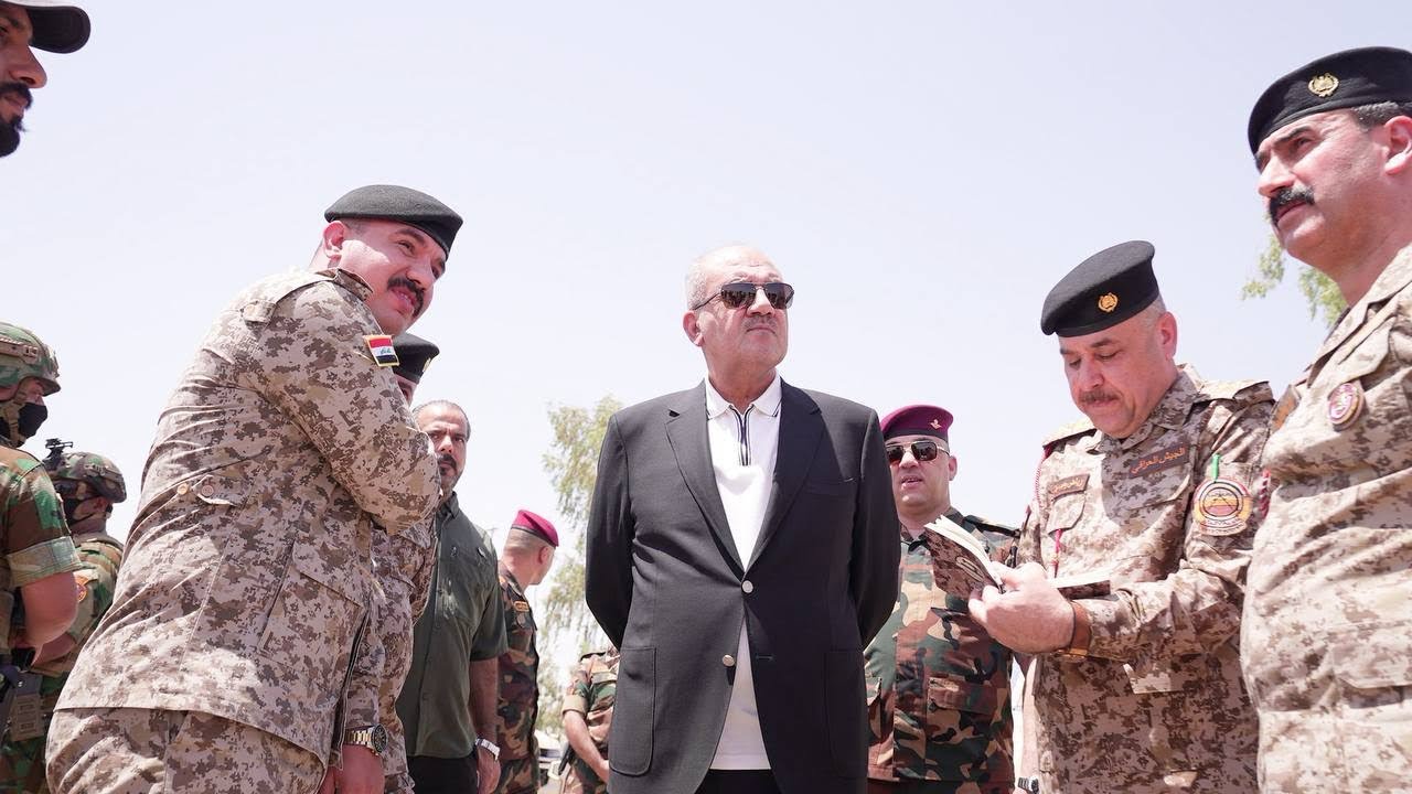 وزير الدفاع يزور آمرية مواقع المنطقة الوسطى وآمرية موقع الحبانية