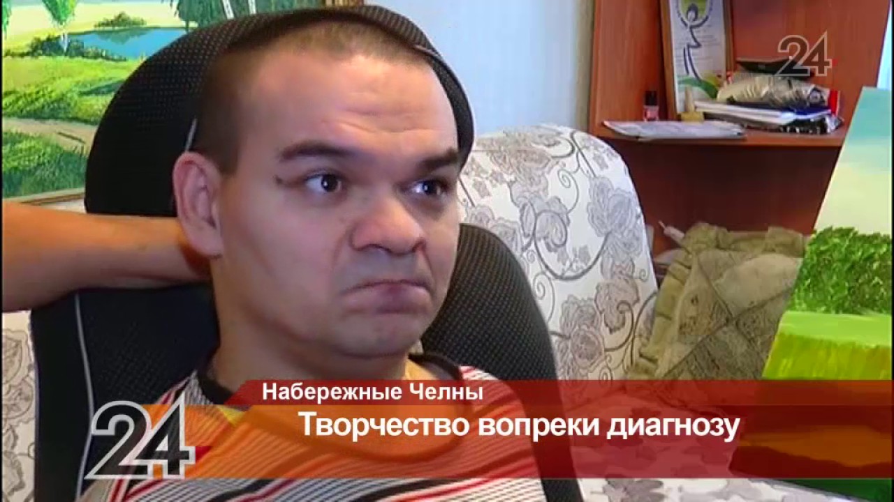 В Набережных Челнах инвалид рисует картины, чтобы заработать на поездку к морю