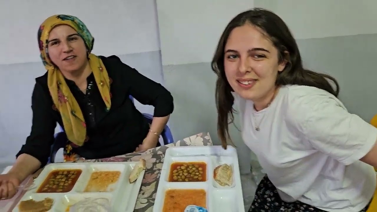 DEMİRCİ'nin MAHMUTLAR KÖYÜNDE ELVAN DARICI'NIN KIZI KADRİYE'NİN DÜĞÜN YEMEĞİNDEN GÖRÜNTÜ 18-05-2024