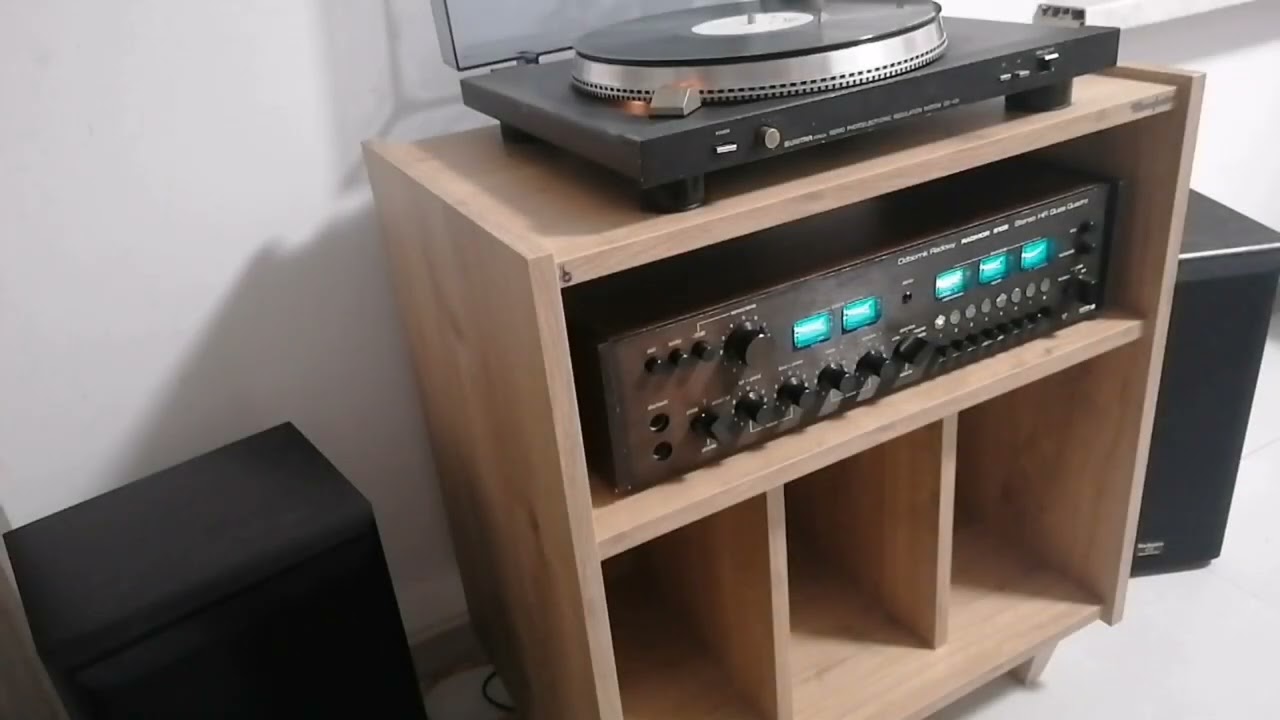 Niestandardowa szafka audio.