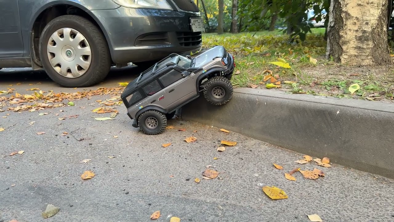 R1001 rc crawler, overcoming the curb