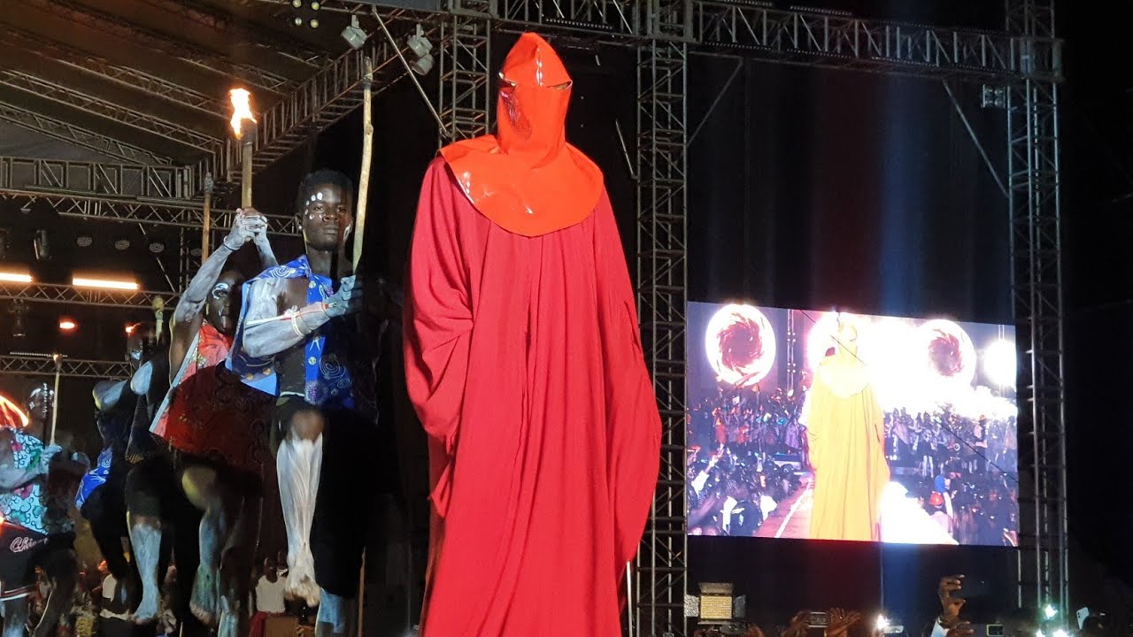 LIVE KOLOLO AIRSTRIP EDDY KENZO AYINGIDE NGA MUZIMU KU STAGE...
