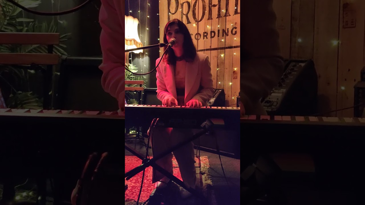 Roxanne de Bastion. UV, live in Liverpool, Prohibition Recording Studios, 18.10.2024 4K