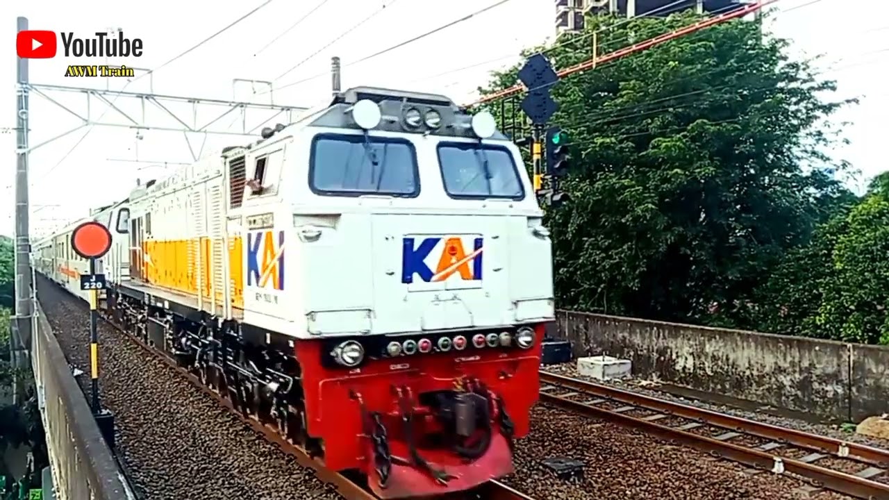 Momen Langka‼️ Kereta Datang Tanpa Henti di Sinyal Keluar Stasiun Cikini Pagi Ini.