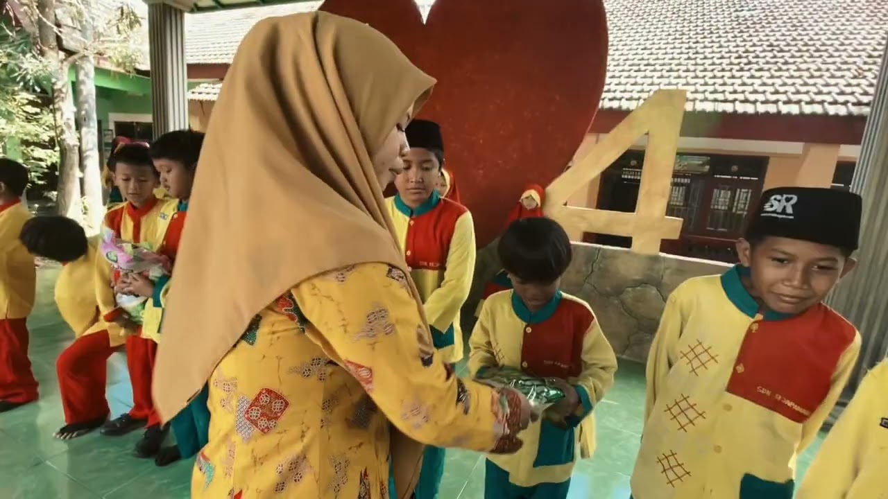 Pembagian zakat bersama keluarga besar SDN Kejapanan IV
