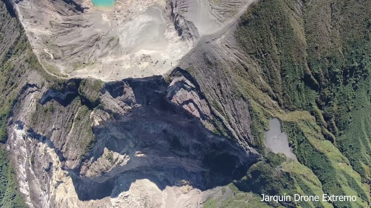 Volcán 🌋 Irazú una parte desconocida donde está la parte viva del volcán con fumarolas y cavernas