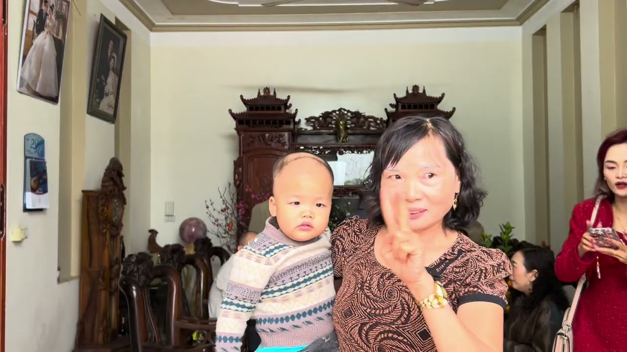 Các em các cháu đến chúc tết đầu xuân.