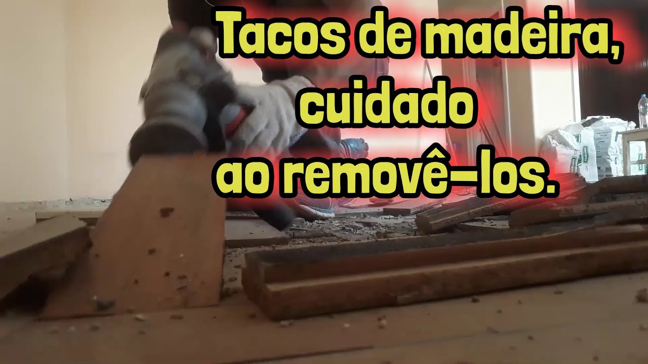 Arrancando o piso de madeira.