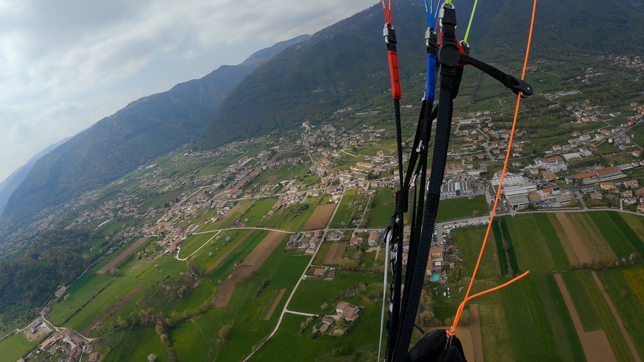 Gleitschirmfliegen in Italien - Bassano del Grappa (4K)