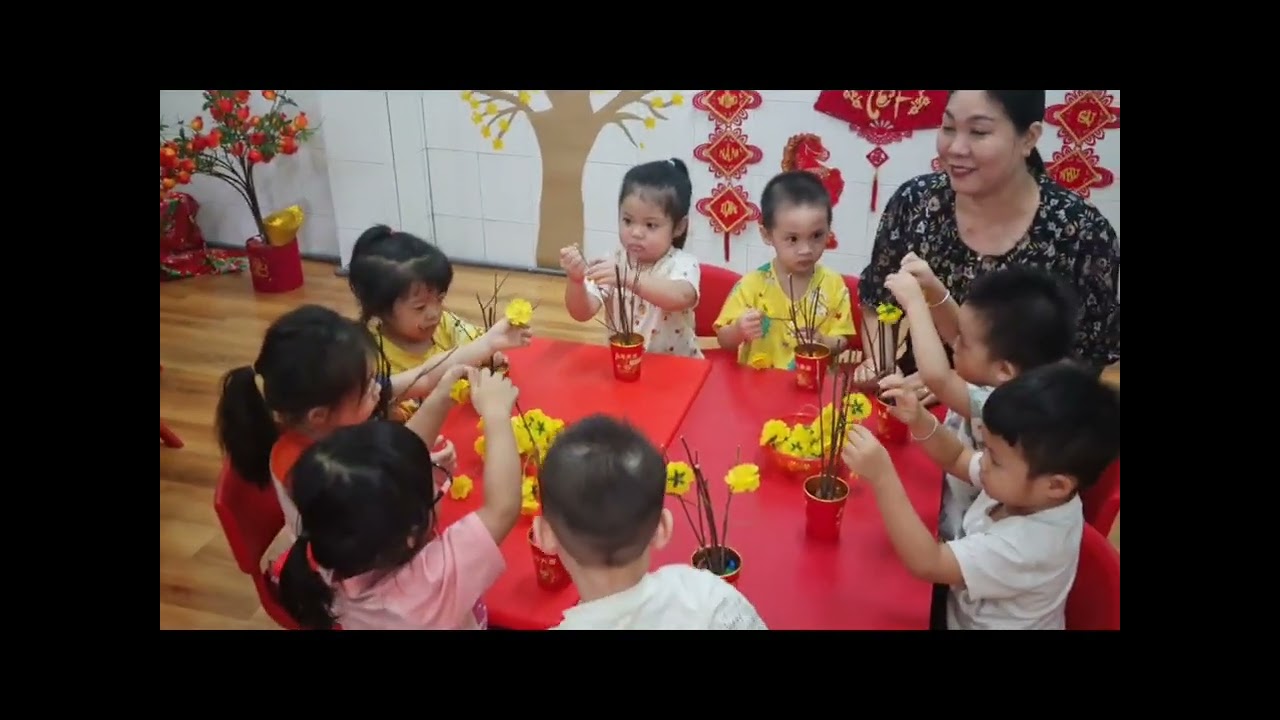 Trường Mầm non Sơn Ca.  Gắn hoa mai. Lớp Cơm Thường. Giáo viên: Võ Thị Cẩm Tú. Năm học: 2025-2026